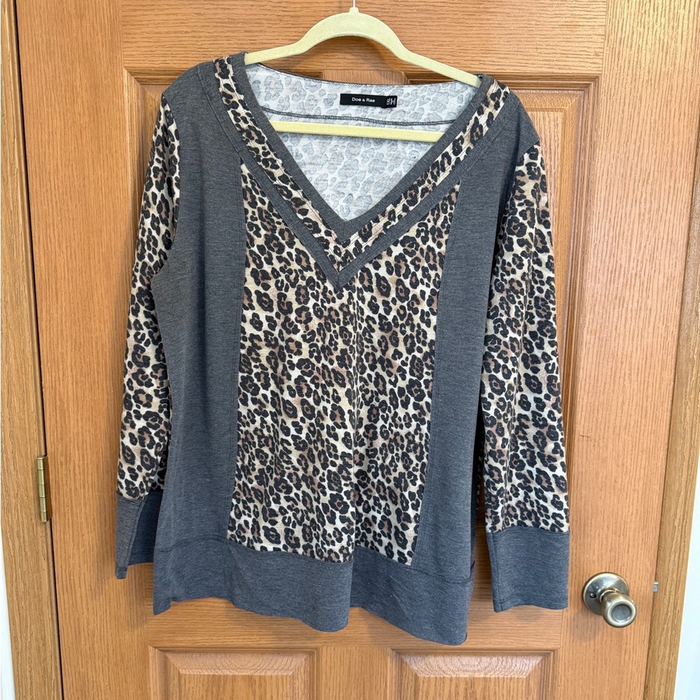 Doe & Rae v neck pullover womens 1XL animal print  long sleeve grey tan black